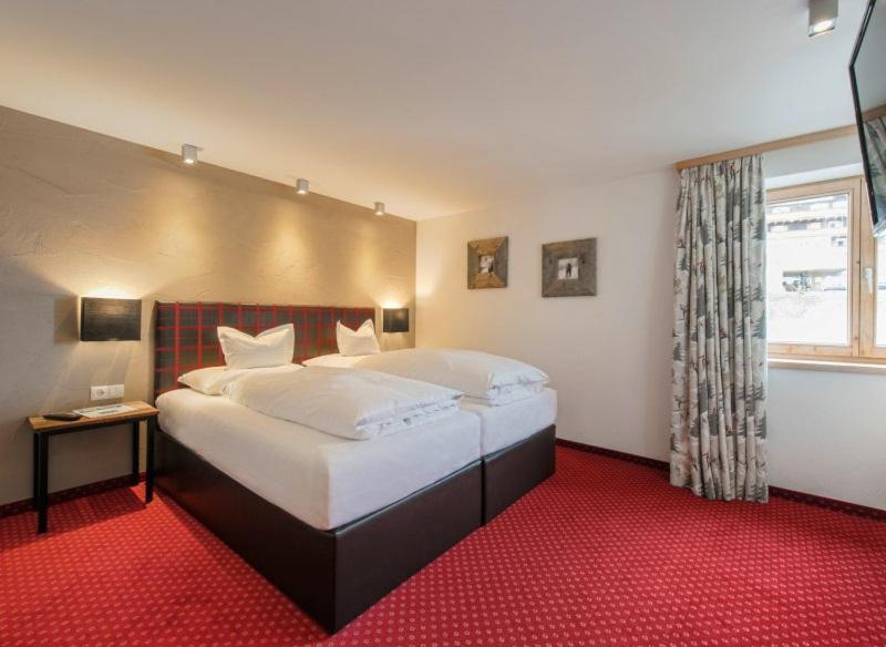 Haus Kueng Bed & Breakfast Zuers Ngoại thất bức ảnh
