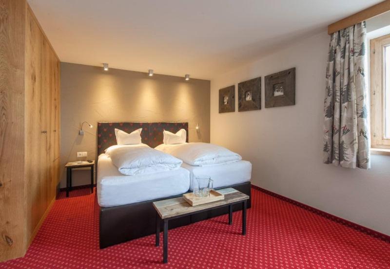 Haus Kueng Bed & Breakfast Zuers Ngoại thất bức ảnh