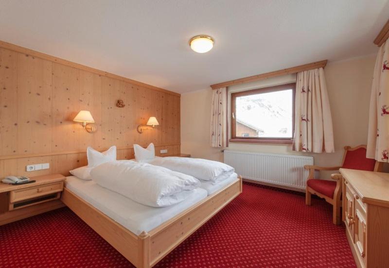 Haus Kueng Bed & Breakfast Zuers Ngoại thất bức ảnh