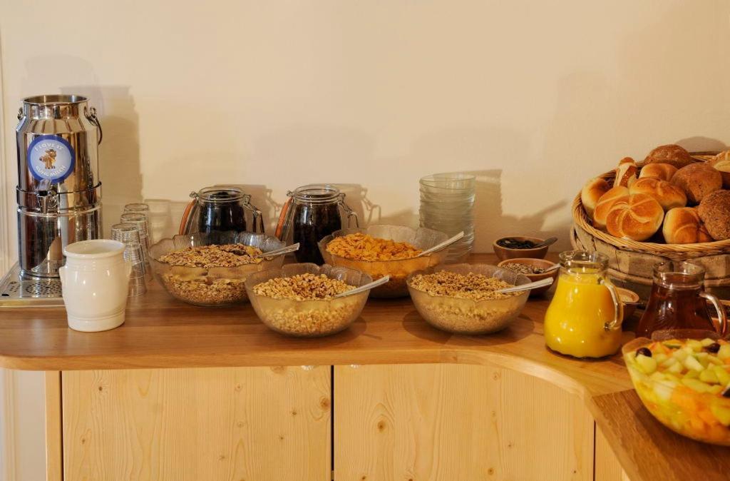 Haus Kueng Bed & Breakfast Zuers Ngoại thất bức ảnh